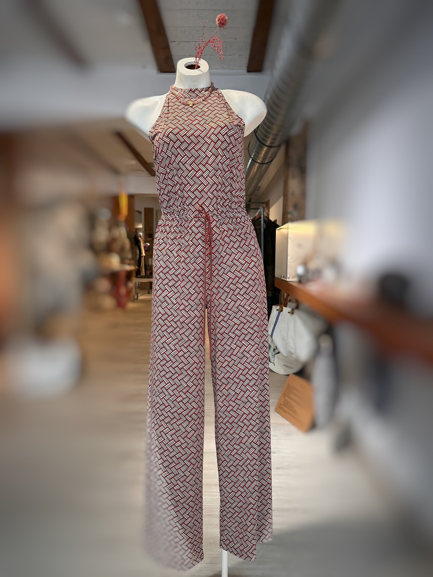 Women's looks of the week!

Three looks, one feeling — that electric sense of po