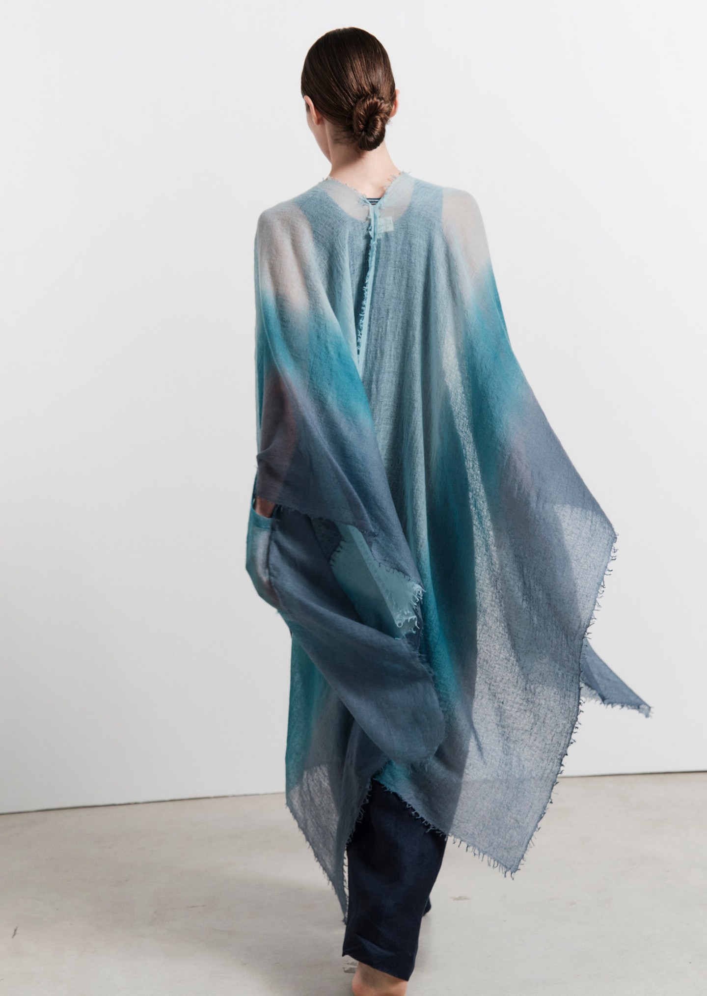 What if the sea could wrap itself around you?

This degradé cashmere cape from @