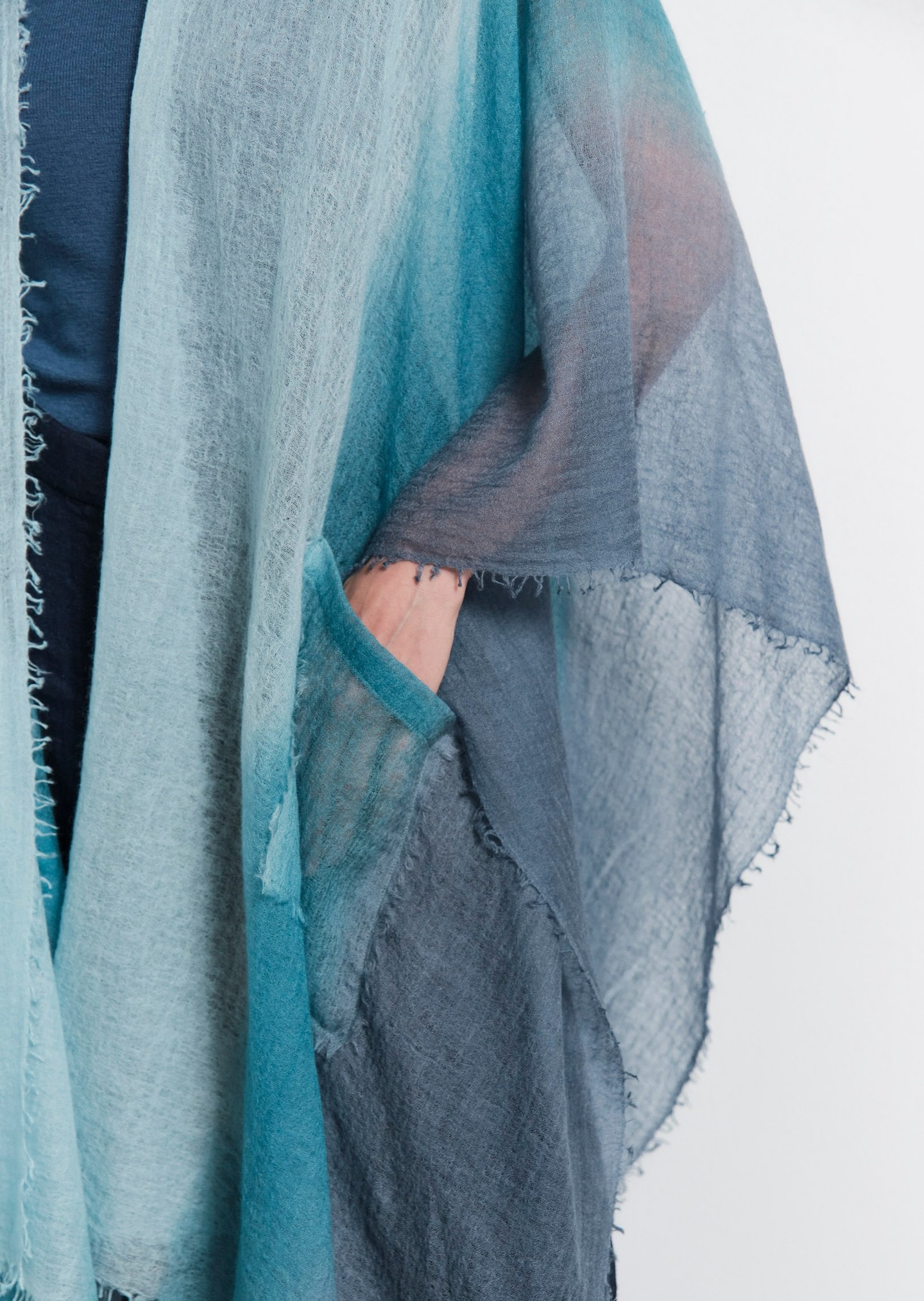 What if the sea could wrap itself around you?

This degradé cashmere cape from @